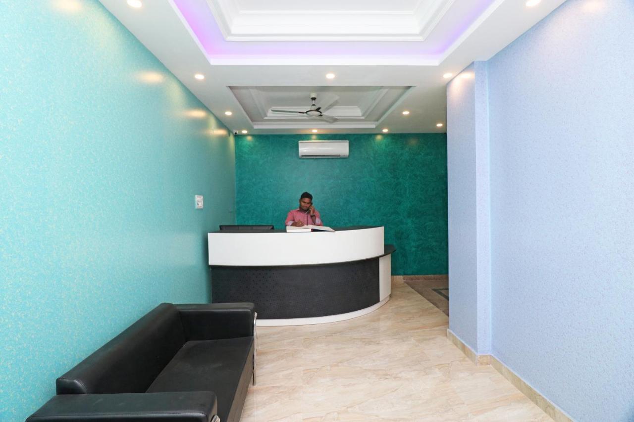 Hotel Oyo 25130 Royal New Delhi