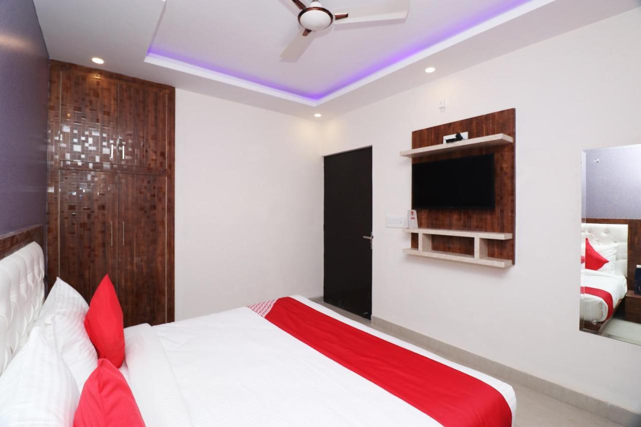 Hotel Oyo 25130 Royal New Delhi